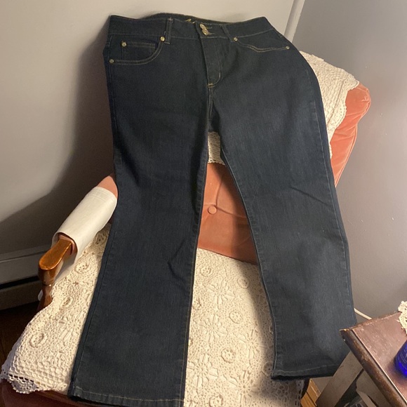 Bill Blass size 8p stretch dark wash 98% cotton 2% spandex. New condition - Picture 5 of 6